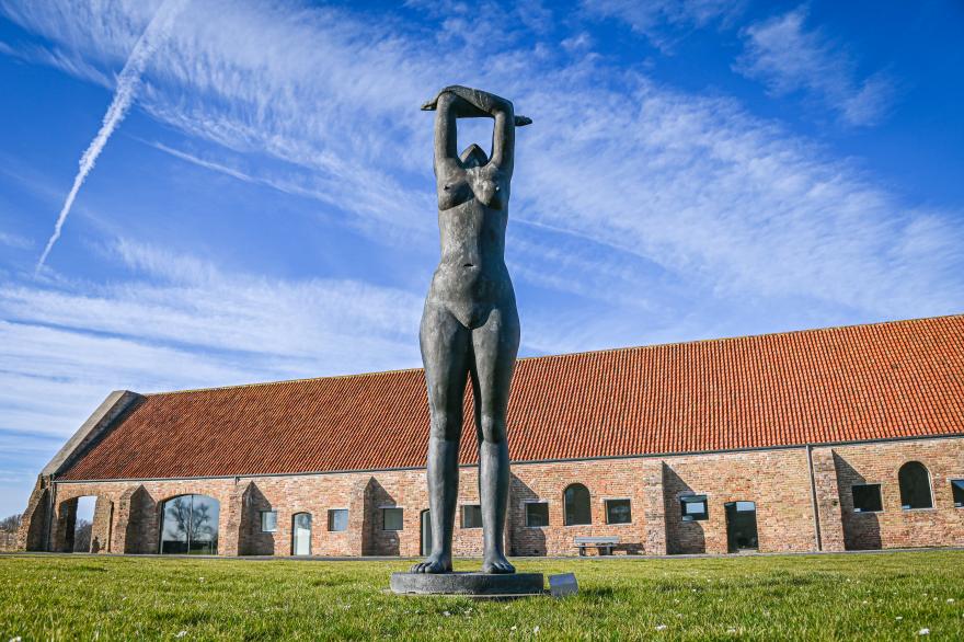 De Grote Schuur op Ten Bogaerde met vooraan een beeld van George Grard