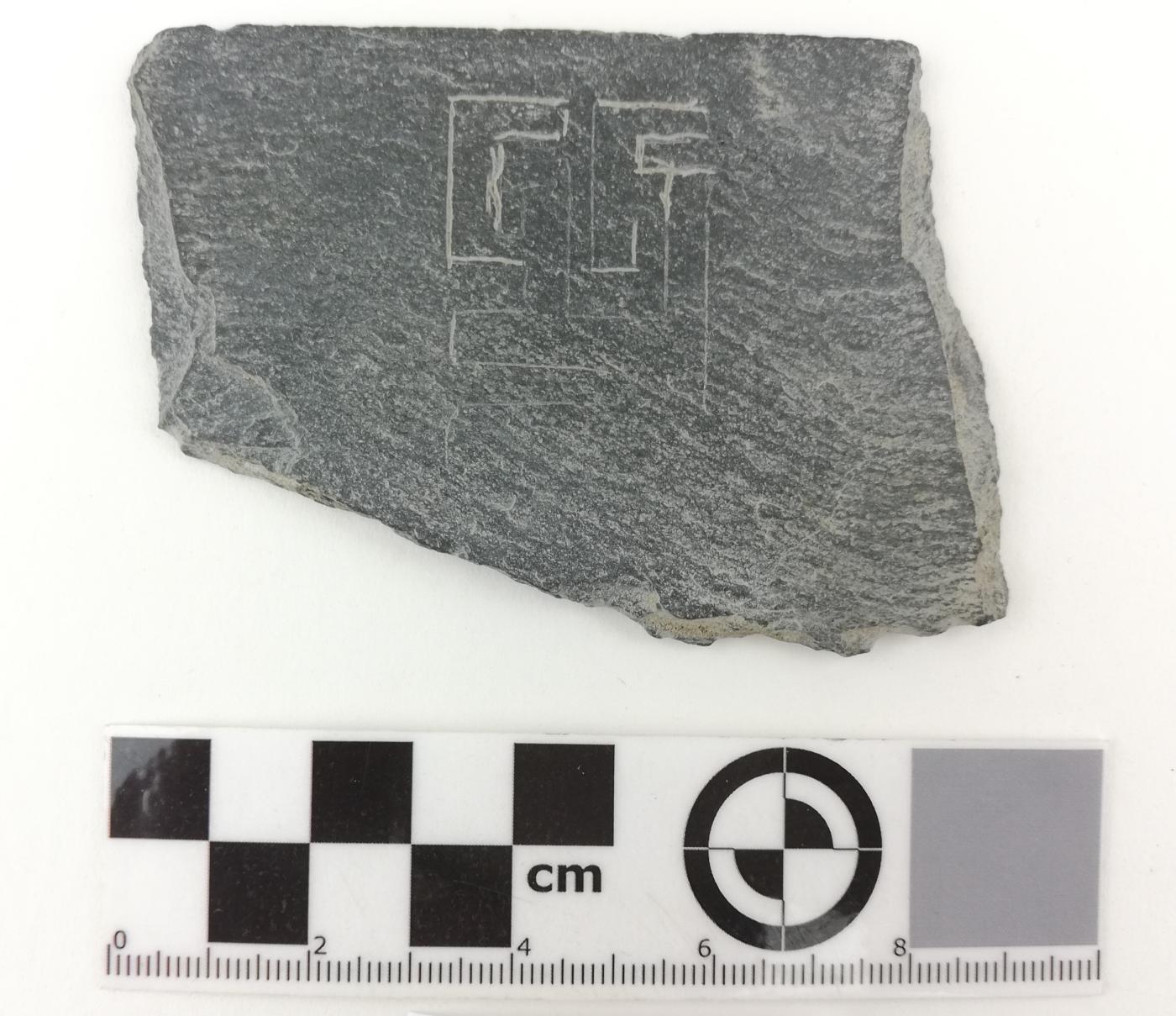 Leisteenfragment met een ongeïdentificeerde tekening  (Foto Abdijmuseum inv. nr. 040500)