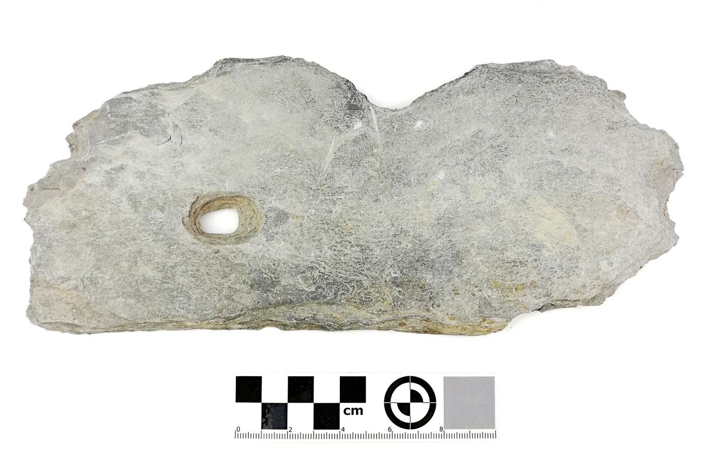 Fragment van een daklei met spijkergat  (Foto Abdijmuseum, inv. nr. 040695)