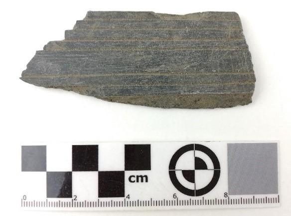 Figuur 2: Leisteenfragment met ingekraste (lege) notenbalken (Foto Abdijmuseum inv. nr. 043528)