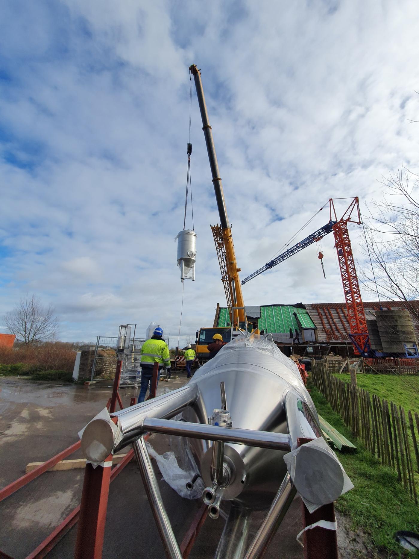 Verschillende van deze gisttanks vonden hun weg in de oude stal vandaag.