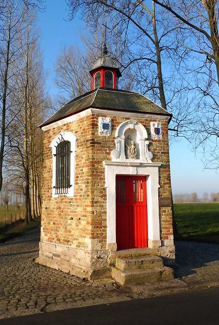 De kapel die Martinus Collé in 1687 als dank bouwde aan de dreef naar Ter Doest (foto door Abdijmuseum Ten Duinen)