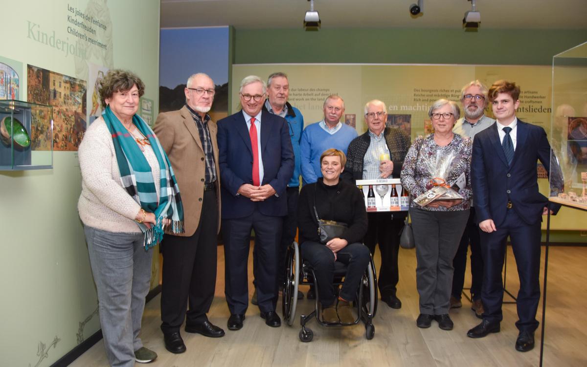 De 15.000ste bezoekers van de expo 'Bouwen voor de eeuwigheid' werden in de bloemetje gezet door de directeur D. Vanclooster, burgemeester M. Vanden Bussche, schepen van Cultuur S. Anseeuw, kunstenaar Rob Buelens en de vriendenkring van het museum 