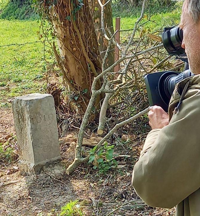 Deze grenspaal tussen Frankrijk en België werd een paar meter opgeschoven (c) Facebook David Lavaux.jpg