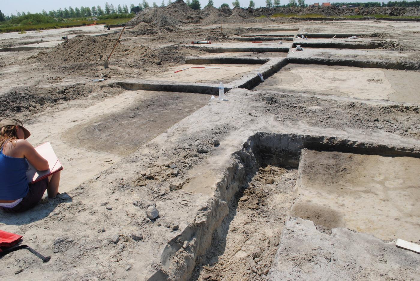 Opgraven is een kunst. Een archeoloog tekent hier de sporen in. Elk archeologisch spoor dient netjes ingemeten en ingetekend te worden op plan. (Foto Monument Vandekerckhove nv)