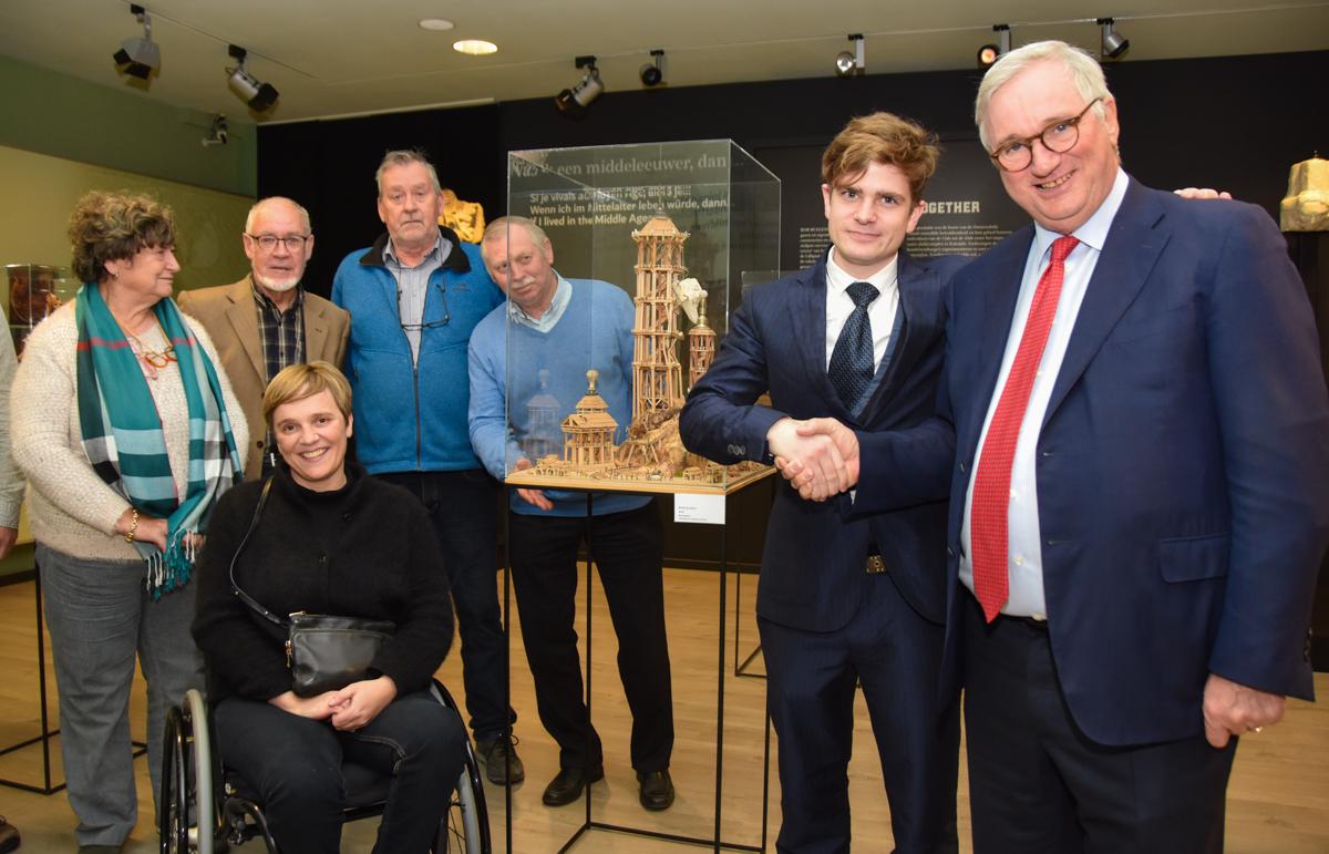 De vriendenkring van het museum schonk het kunstwerk 'Beset by stone' aan het Abdijmuseum, in het bijzijn van schepen van Cultuur S. Anseeuw, burgemeester M. Vanden Bussche en kunstenaar R. Buelens.