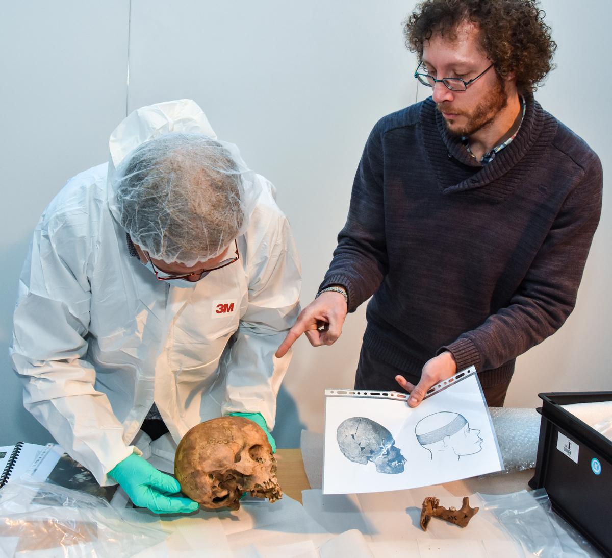 Is er een link tussen de Merovingers en het individu met de verlengde schedel uit de Duinenabdij? Het is heel uitzonderlijk dat een schedelverlenging toen plaatsvond. 