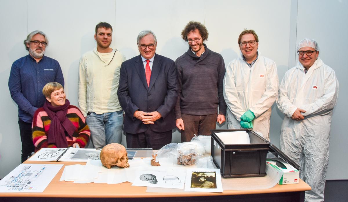 Vlnr: D. Vanclooster (directeur), S. Anseeuw (schepen v Cultuur), J. Geypen (historicus Histories vzw), M. Vanden Bussche (burgemeester), A. Lehouck (gemeentearcheoloog), M. Larmuseau (KU Leuven & Histories vzw), T. Kivisild (Tartu University, Estland)