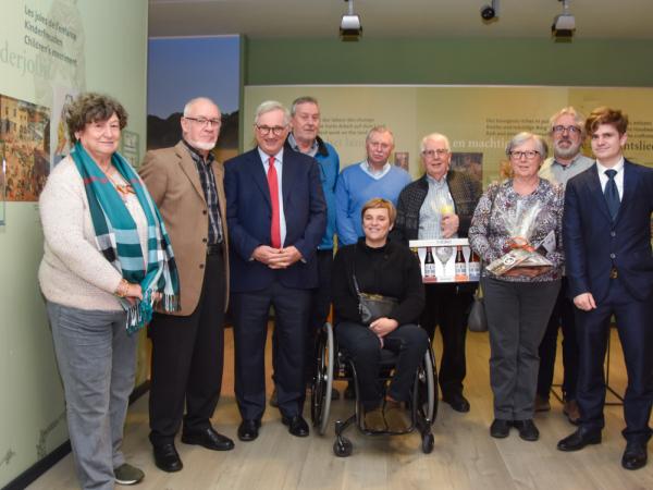 De 15.000ste bezoekers van de expo 'Bouwen voor de eeuwigheid' werden in de bloemetje gezet door de directeur D. Vanclooster, burgemeester M. Vanden Bussche, schepen van Cultuur S. Anseeuw, kunstenaar Rob Buelens en de vriendenkring van het museum 