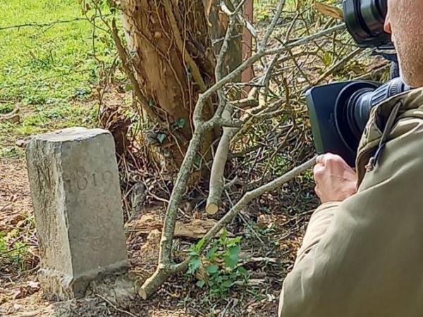 Deze grenspaal tussen Frankrijk en België werd een paar meter opgeschoven (c) Facebook David Lavaux.jpg