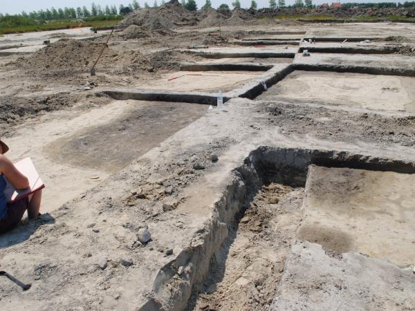 Opgraven is een kunst. Een archeoloog tekent hier de sporen in. Elk archeologisch spoor dient netjes ingemeten en ingetekend te worden op plan. (Foto Monument Vandekerckhove nv)